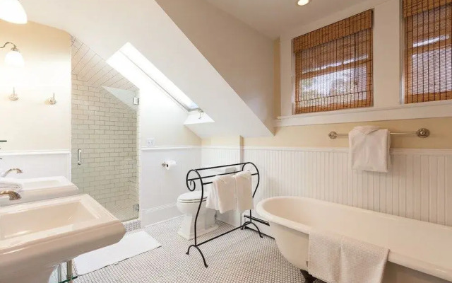Cascade Chic 3 Bedroom Home by RedAwning