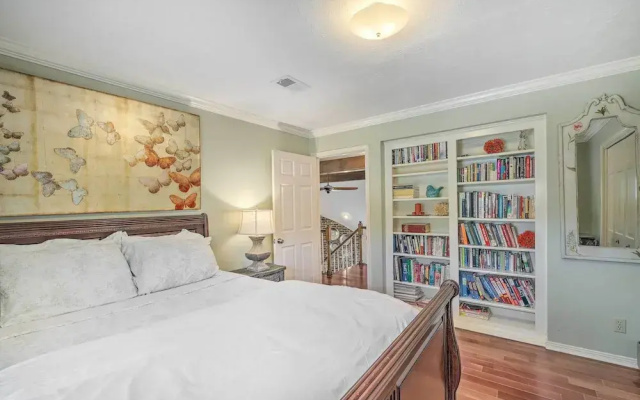 Spacious Houston Home, Day Trip to Galveston!