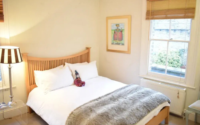 2 Bedroom Flat in Battersea Sleeps 4