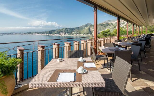 Отель Atahotel Capotaormina вид на фасад
