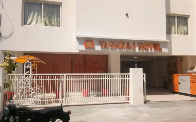Oyo 37230 Yashraj Hotel