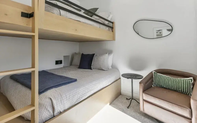 9005B - Luxury Two Bedroom + Den 2 Home
