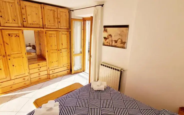 Appartamento con ingresso autonomo, giardino privato e portico