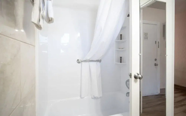 Island Sun Inn & Suites - Historic Venice & Beach Getaway