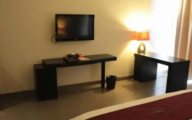 100 Sunset Hotel