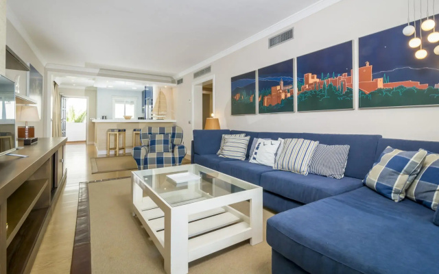 HB - Comfortable Beachfront Holiday Apartment