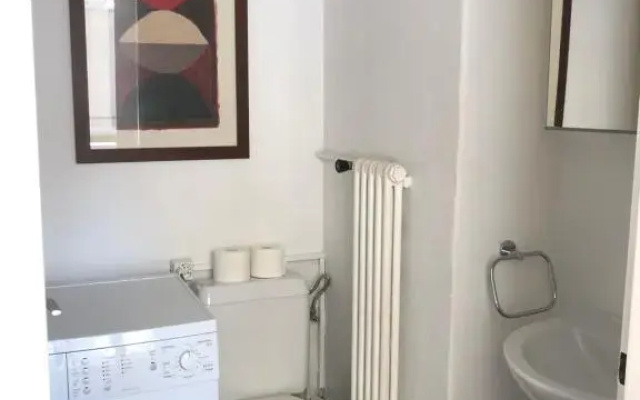 Central 2 bedroom flat in heart of Eaux-vives