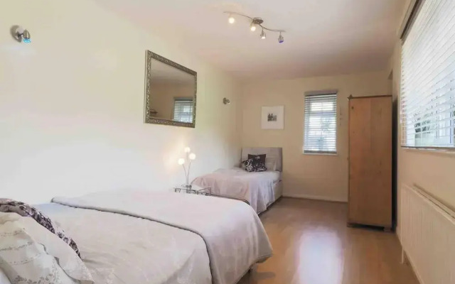 Inviting 7-bed House With sea Views in Hythe