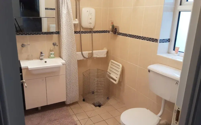 2 Bed Cottage - Sleeps 6 - Parking - Wifi