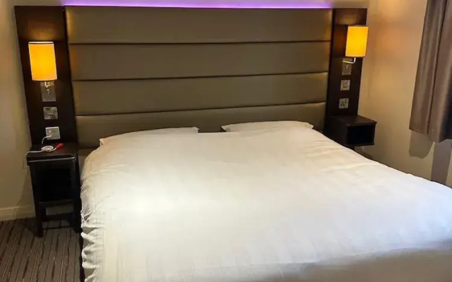 Premier Roomz Two Mills