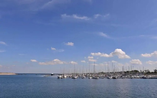 Modern Furnished Detached Bungalow, Located on the Marina
