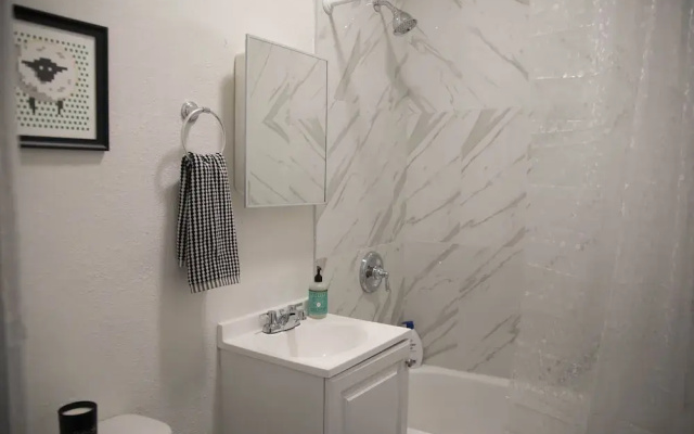 Charming Studio in Beverly Boulevard! Sleeps 2!