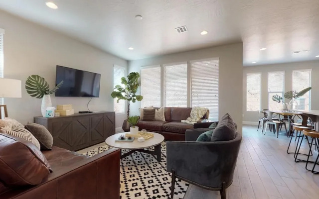 Desert Serenity 4 Bedroom Apts by Redawning