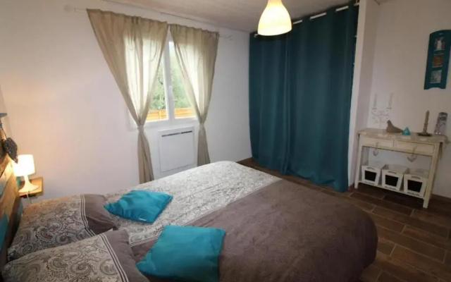 Logement, rez-de-jardin d’une maison, orée du bois