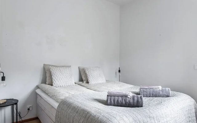 1BR Apt with Sauna - Balcony - Parking