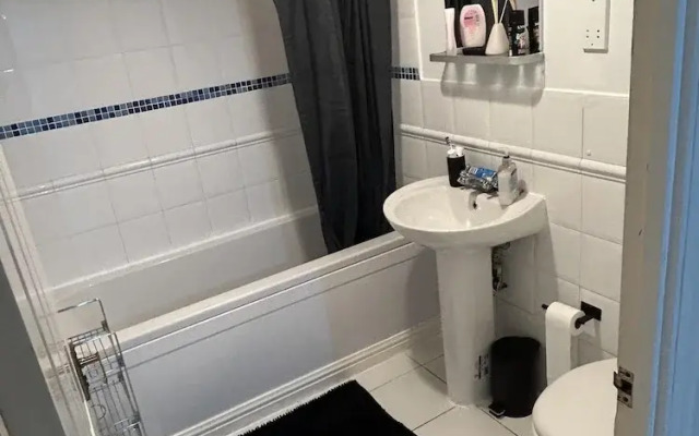 Spacious 1-bed Apartment in London sea View