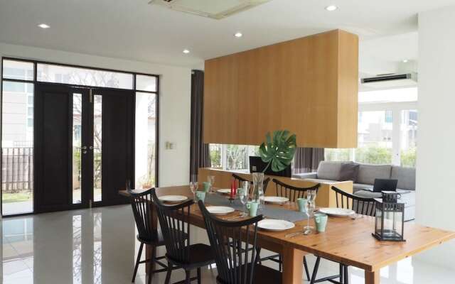 AnB Pool Villa 4BR Beachfront in Pattaya 0