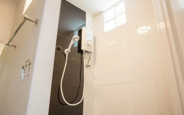 The Zell Budget Hotel Buriam