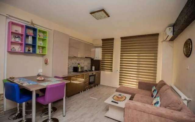 Golden Apartment 2