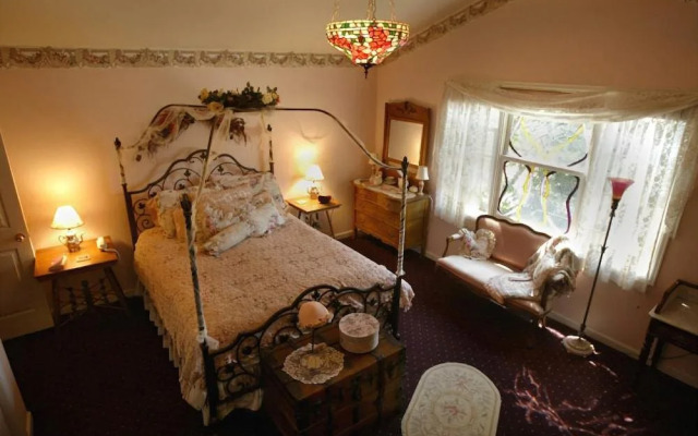 Thompson House Inn & Tea Room