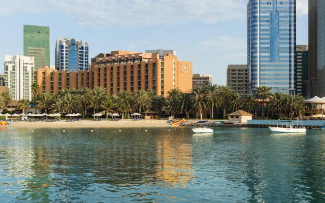 Sheraton Abu Dhabi Hotel & Resort вид на фасад