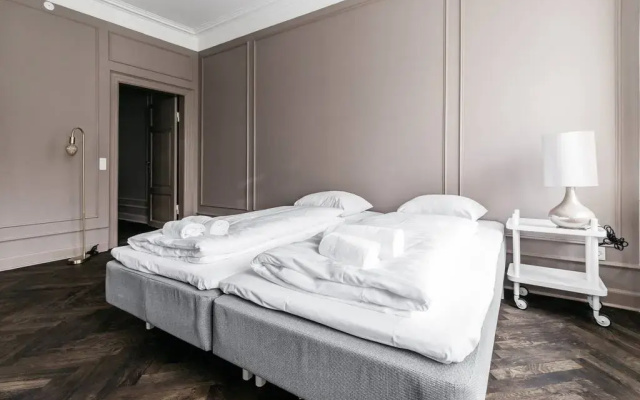★4BR, Balcony, EXTREME LOCATION and Designer Apt★