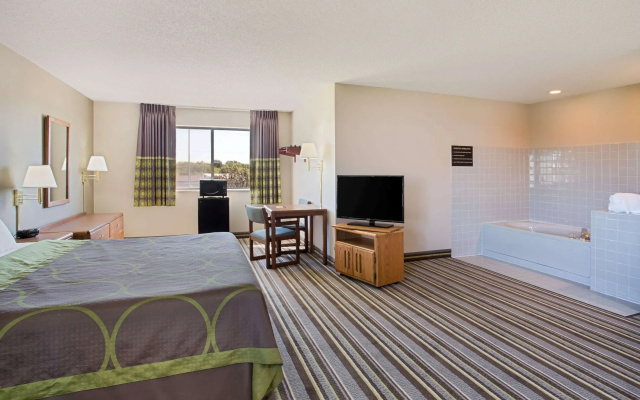 Super 8 by Wyndham Charles City