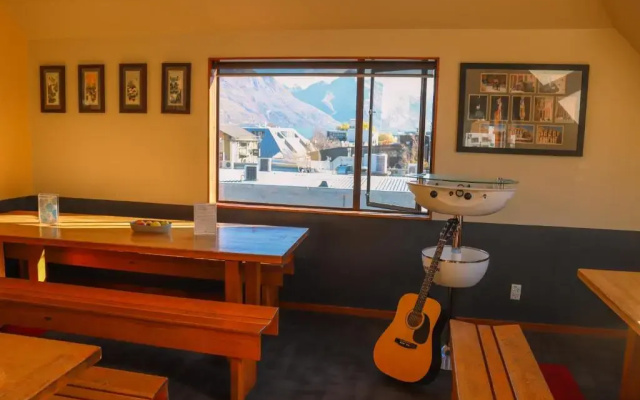Adventure Queenstown Hostel  Chalet