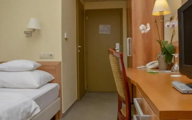 Hotel Kiss