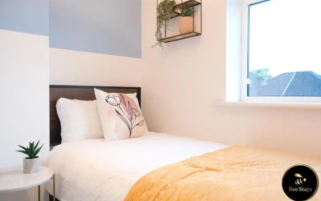 Caldecott House - Close to M60 and M62