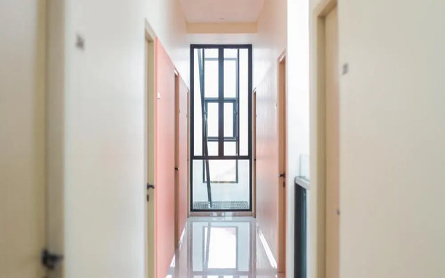 Sans Hotel Clover Ace Surabaya by RedDoorz