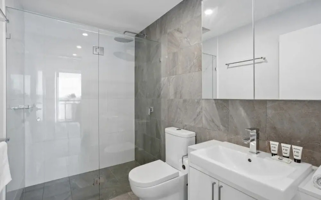 Sleek 2-bed With Balcony and Communal BBQ Area