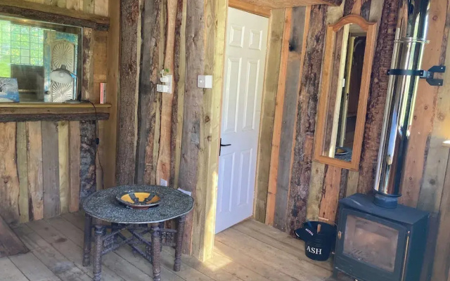 Treehouse Cabin Wilderness Escape