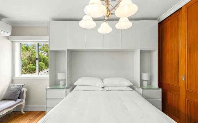 Elegant 1-bed With Study by Balmain Wharf