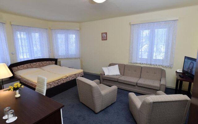 Hotel U Jezirka Либерец комната для гостей