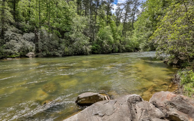 PICK's RIVERSIDE RETREAT