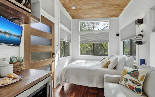 Selena-romantic Tiny Home-firepit