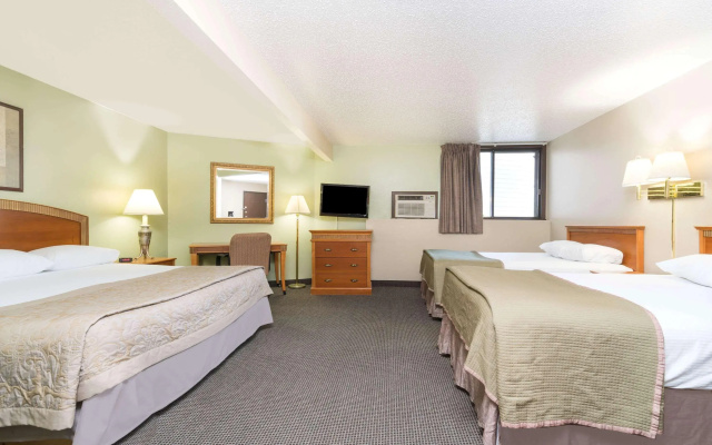 Super 8 by Wyndham Fargo/I-29/West Acres Mall