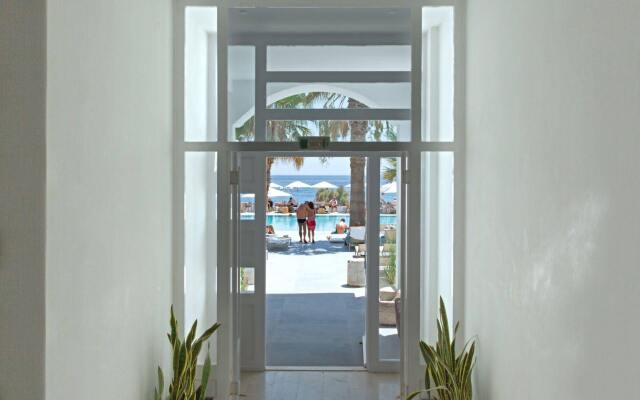 Отель Kamari Beach Hotel Греция, Остров Санторини - отзывы, цены и фото номеров - забронировать отель Kamari Beach Hotel онлайн вид на фасад