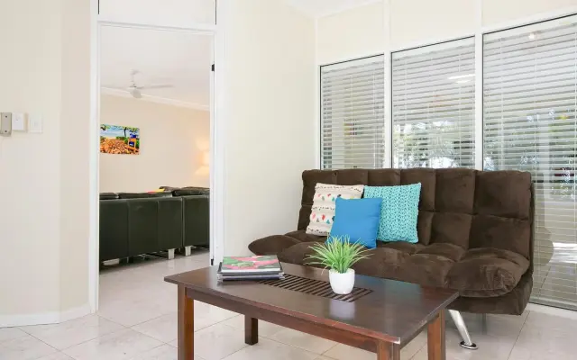 The Beach House 3BR Waterfront Apartment, Own WIFI