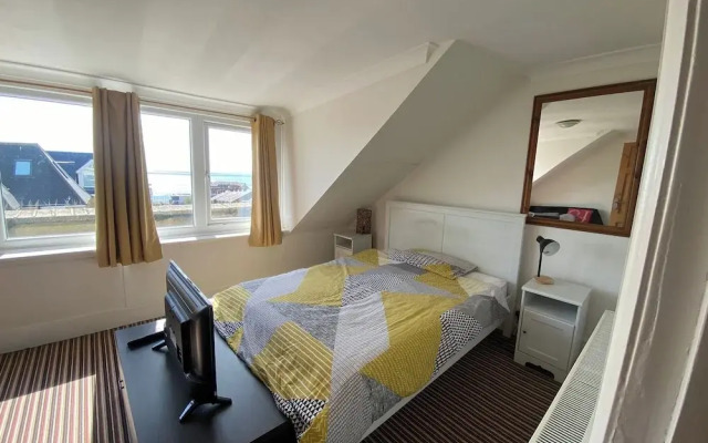 Pet Friendly, Top Floor Apt w/ Sea View, Sleeps 5