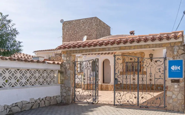 Villa in Empuriabrava With Private Mooring