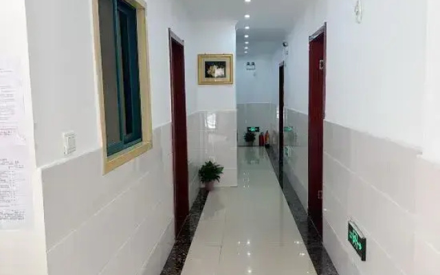 Jinding Hotel (Nanjing South Railway Station Hongyun Avenue Subway Station)