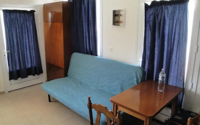 R.A.F. nice studio with garden& parking