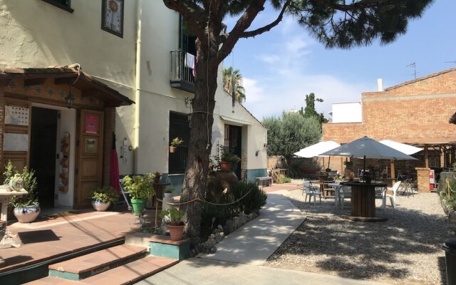Отель Mucha Masia Hostel Rural-Urbà Испания, Эль-Прат-де-Льобрегат - отзывы, цены и фото номеров - забронировать отель Mucha Masia Hostel Rural-Urbà онлайн вид на фасад
