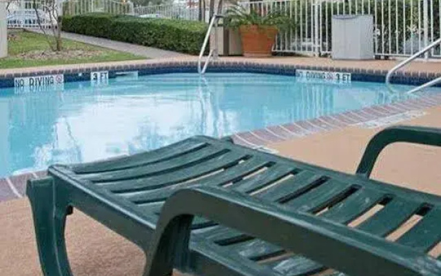 Holiday Inn Express & Suites San Antonio Medical-Six Flags