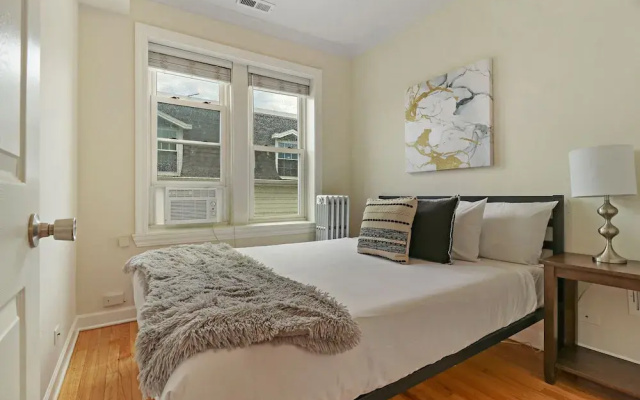 Chic 2BR Near Irving Park - Cullom D3