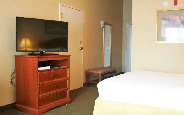 Holiday Inn Express Hotel & Suites Drums by IHG