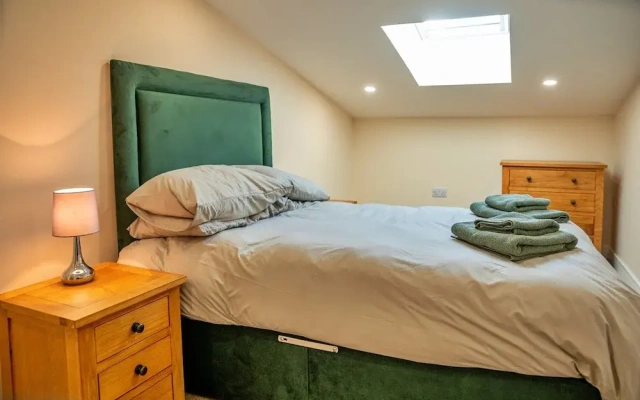 Barn in Cotswolds With Hot Tub & Scenic Trails