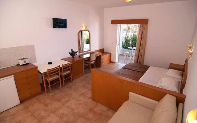 Lambis Studios & Apartments
